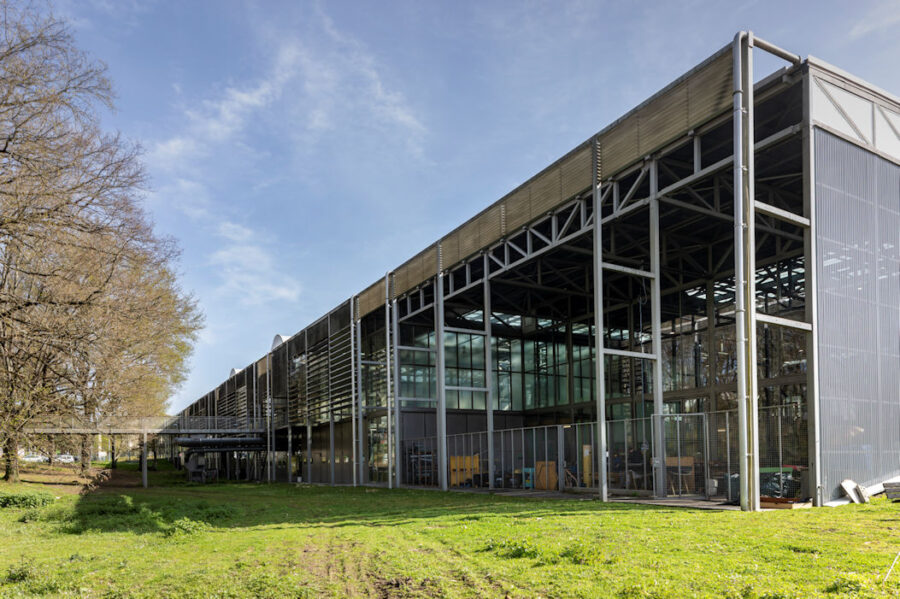 Photo : vue extérieure, côté parc de l'Ecole. ©OPPIC