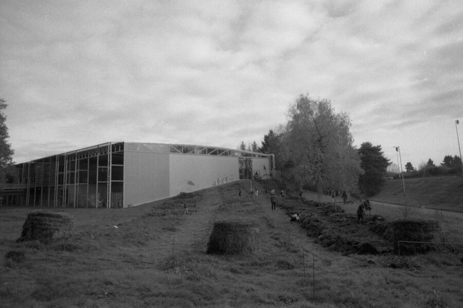 Photo argentique, vue extérieure de l'école © Emmanuelle Nègre