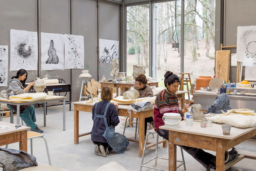 Photo : Atelier céramique, étudiants au travail. ©Rafaël Trapet