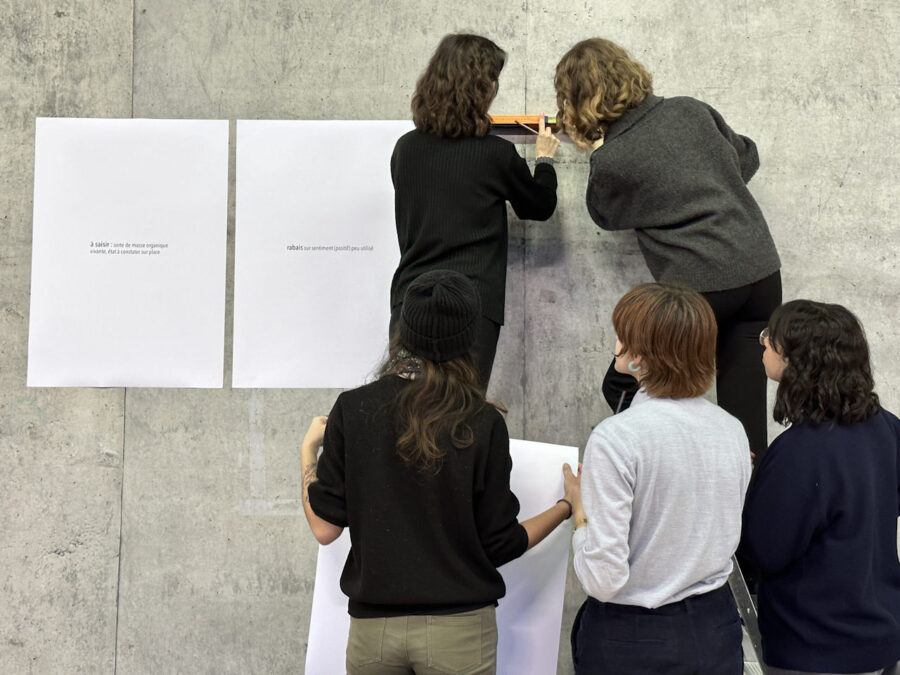 Accrochage par les étudiant-e-s Photo : Accrochage par les étudiant-e-s