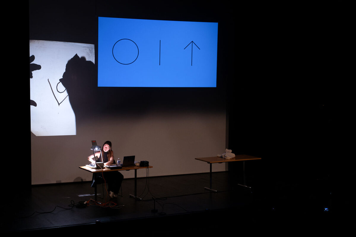 Photo : "Conférence sur le minimalisme" performance, 66e Salon de Montrouge, 2022 © Zoé Chauvet