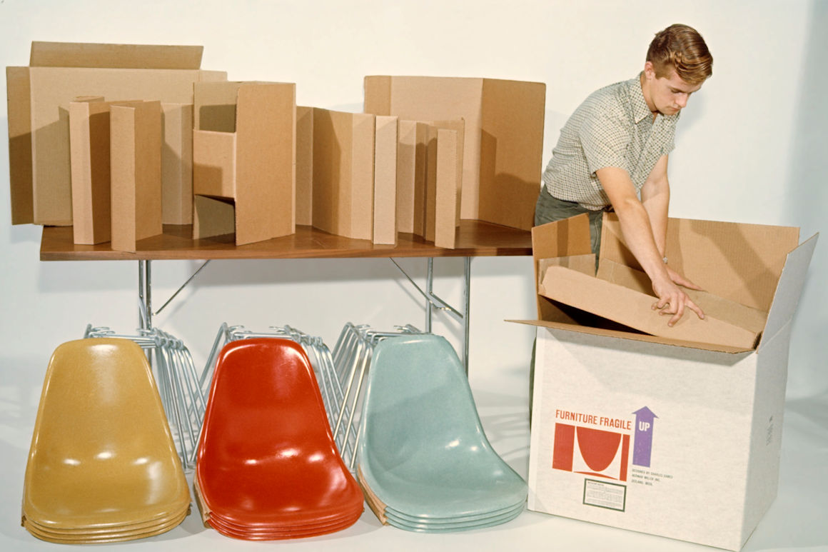 Photo : Publicité pour les chaises en fibre de verre de Charles et Ray Eames, éditées par Herman Miller, années 1950.