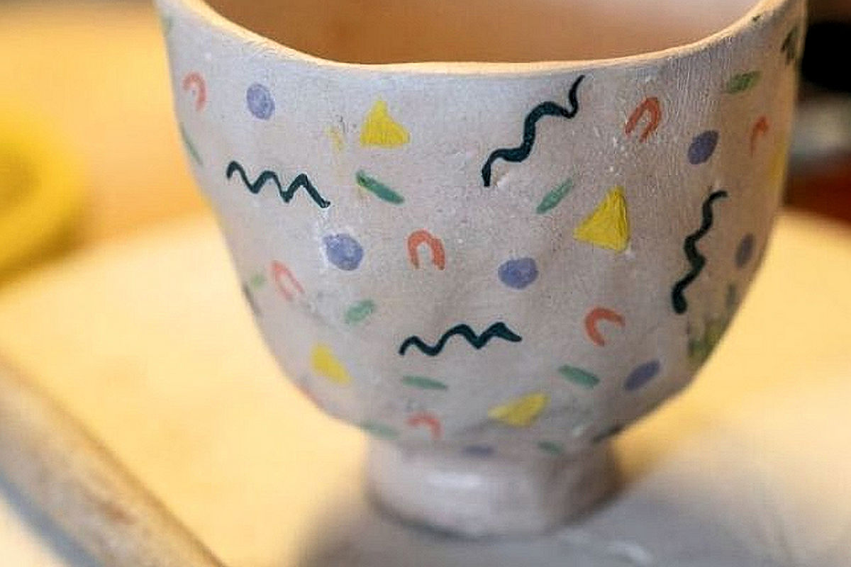 Photo : Décor sur porcelaine avec Ava Fishbach et Axelle Labrousse