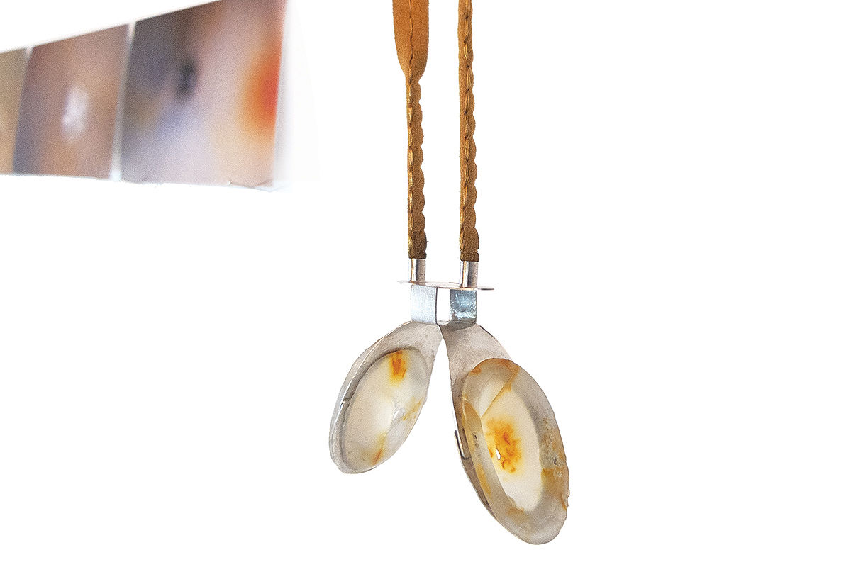 Photo : Marie Lafaille, Lunettes, Collier, 2022-2023. Agate, liège, soie, argent.