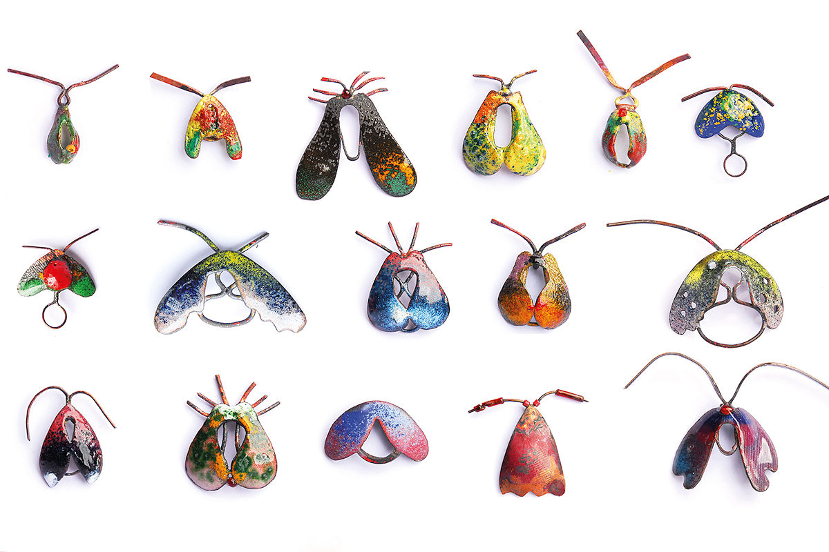 Photo : Monika Brugger, Mouches, moustique et autres éphémerdes Broches, 2018-2024 . Shibushi, argent, argent oxydé, cuivre oxydé, laiton, émaux, perles de verre.