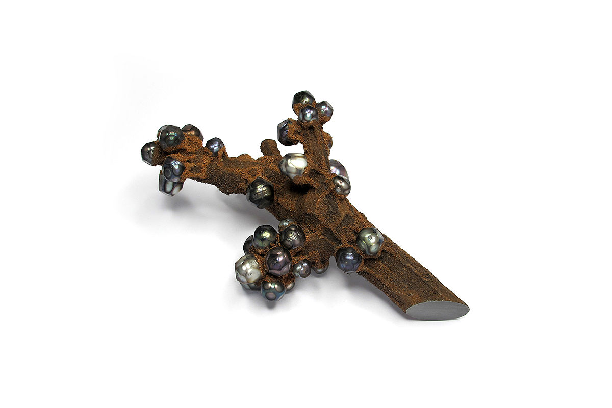 Photo : Terhi Tolvanen, Rusty Tree, Broche, 2022. Bois de charme, perles facettées, composite, argent.