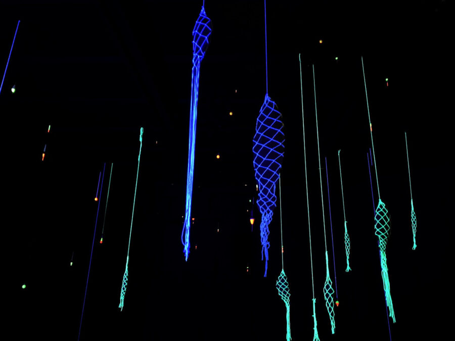 Photo : Les poissons aussi regardent vers le ciel, 2024, porcelaine, bouchons de pêche, fil, canon à UV © Shuling Liu