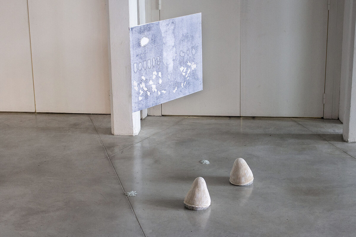 Photo : Marie Lafaille. Vestiges _ Pont de Saint-Cybard Monotype, céramiques, brisures de verre, 2024