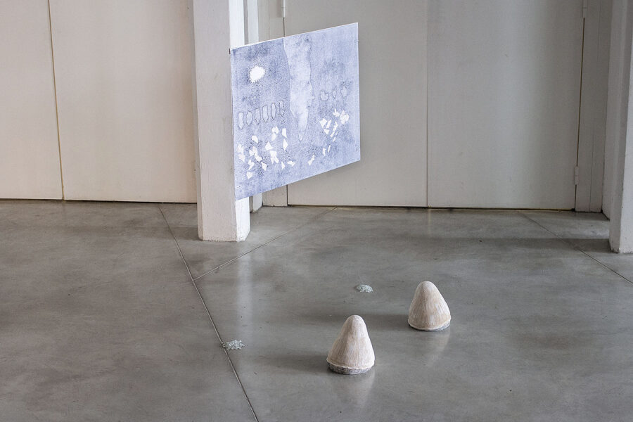 Photo : Marie Lafaille. Vestiges _ Pont de Saint-Cybard Monotype, céramiques, brisures de verre, 2024