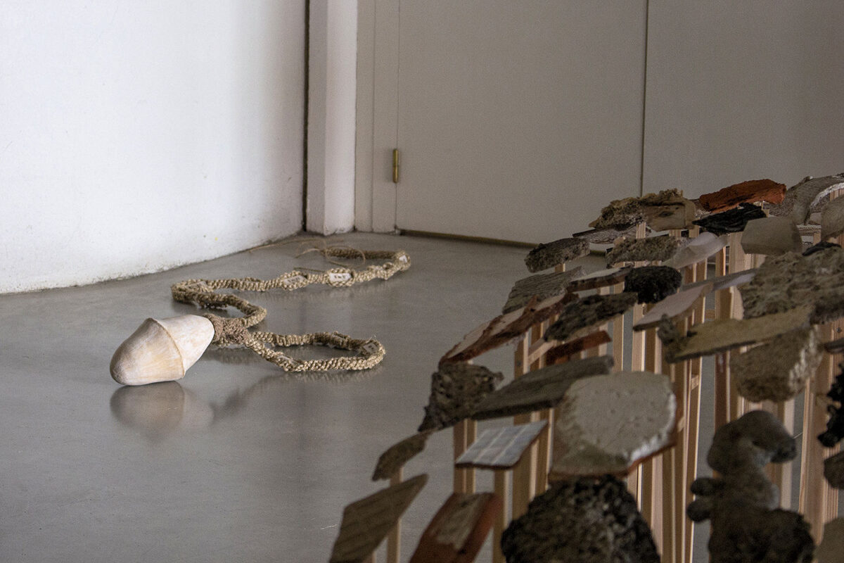 Photo : Marie Lafaille. Carnet de crue _ décembre 1982. Céramique, cordage en jute, 2024