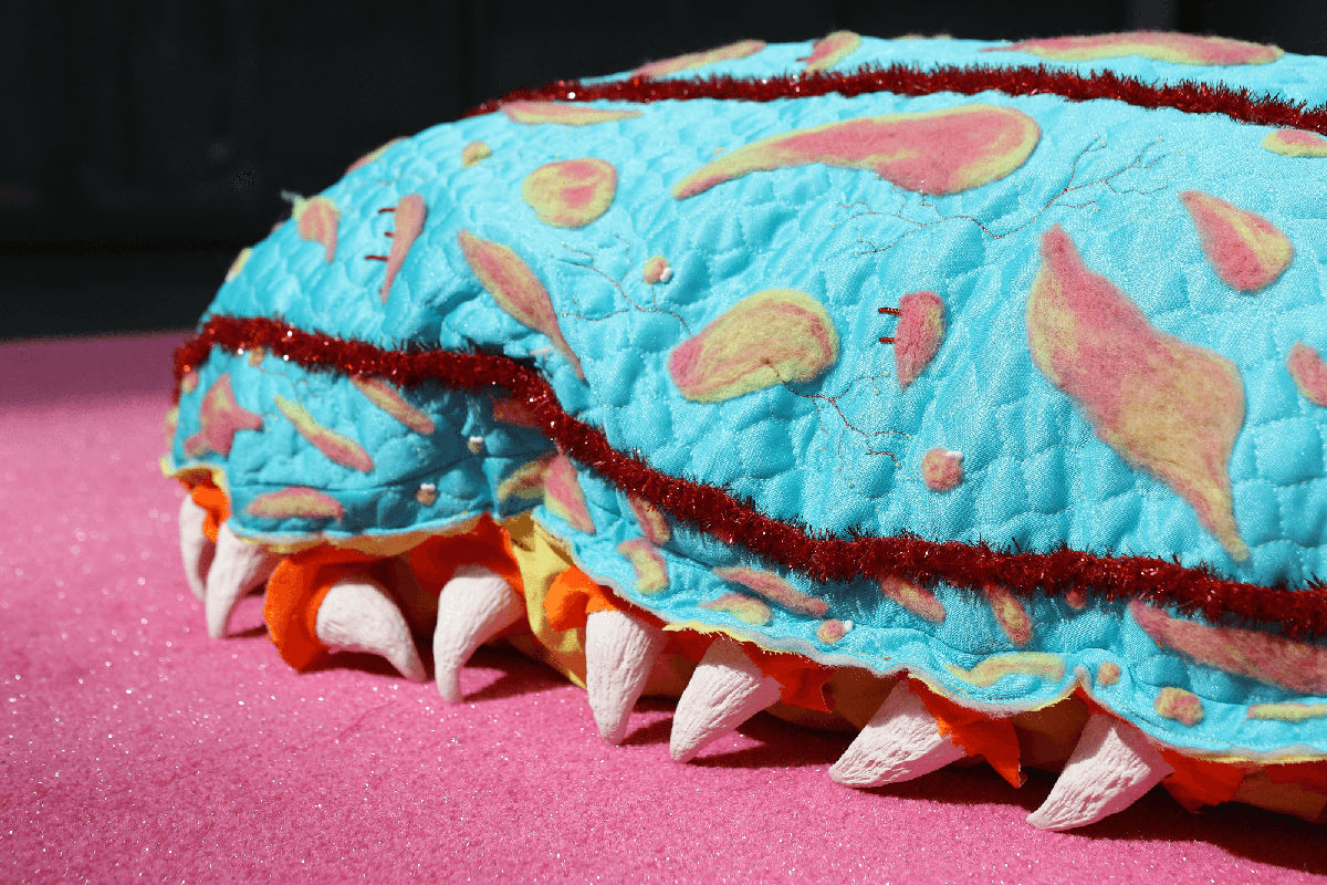 Photo : laine feutrée, broderie numérique, tissus divers, perles, porcelaine. Charlotte Alves ©Stephanie Gagel-ARTE