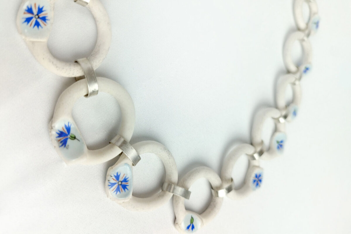 Photo : La porcelaine à les mains sales. Collier, 2024, Porcelaine chamottée, teintée émaillée, chromos et argent.