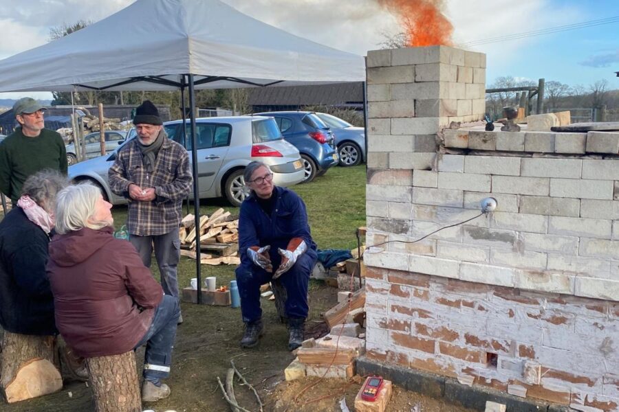 Photo : « Construction d’un Baby Kiln (mini four à bois) et Cuisson » Claude Aussage et Flora Basthier / Jessie Derogy et Gilles Bonnetat