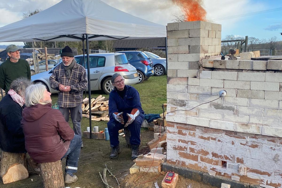 Photo : « Construction d’un Baby Kiln (mini four à bois) et Cuisson » Claude Aussage et Flora Basthier / Jessie Derogy et Gilles Bonnetat