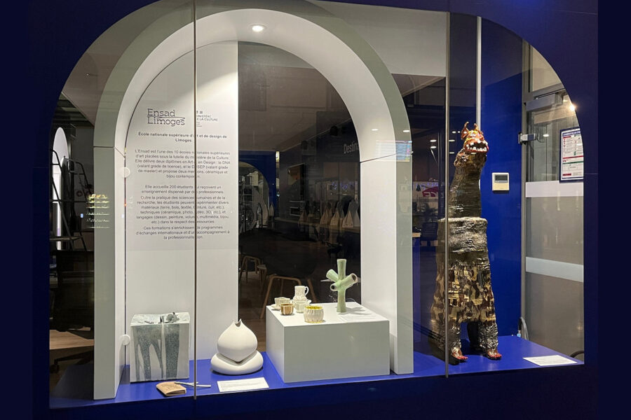 Photo : Vitrine des excellences à la Gare des Bénédictins