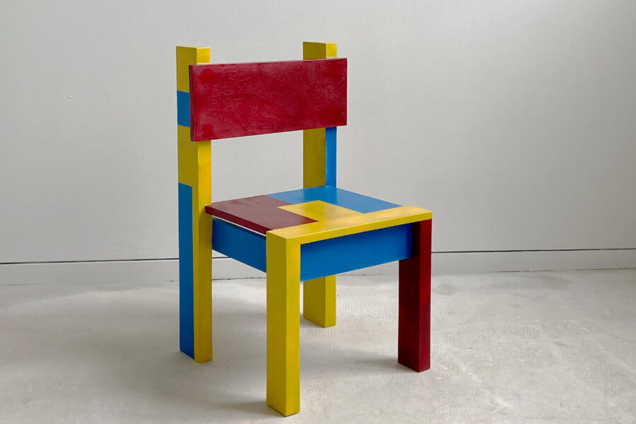 Photo : Chaise Red and Blue and Yellow, Antoine Schacherer. Contreplaqué peint.