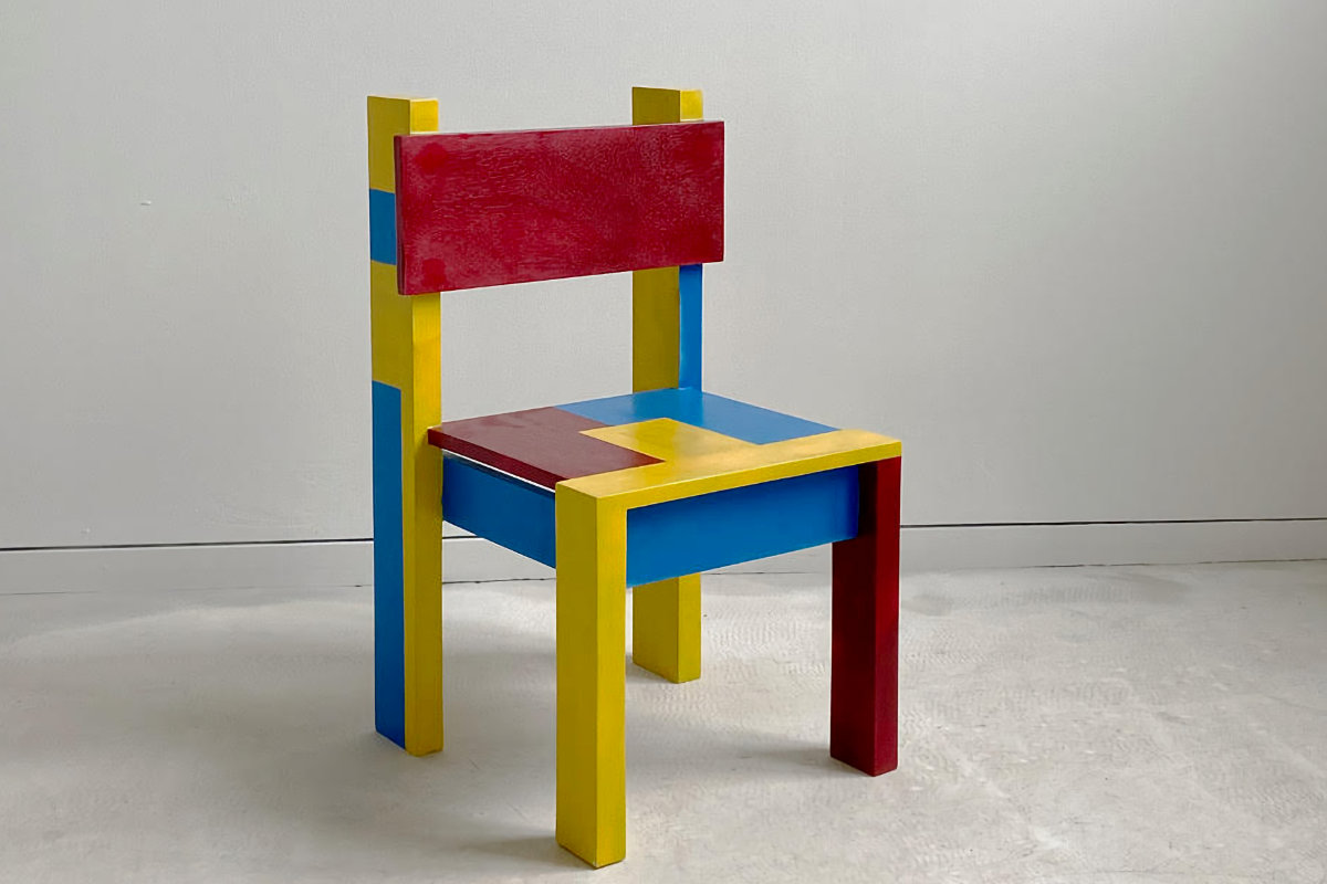 Photo : Chaise Red and Blue and Yellow, Antoine Schacherer. Contreplaqué peint.