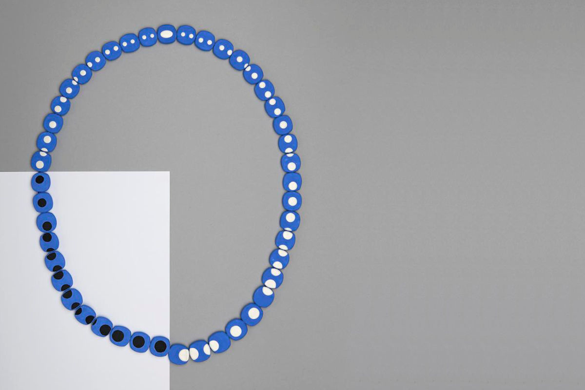 Photo : Bijou en porcelaine, Manon vna Kouswijk, 2025