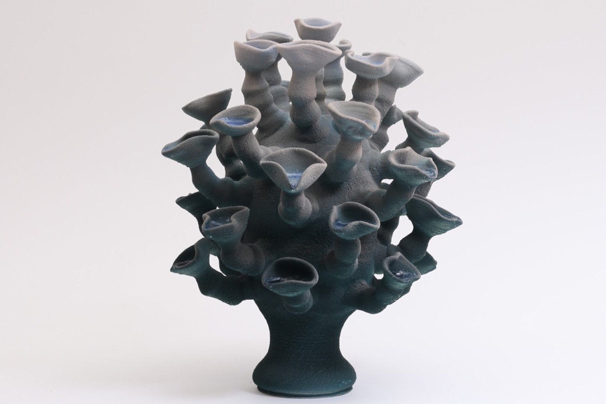 Photo : Le berceau des larmes, 2023. Grès émaillé, cuisson four électrique. H. 40 x 35 x 35 cm © Mathilde Sauce