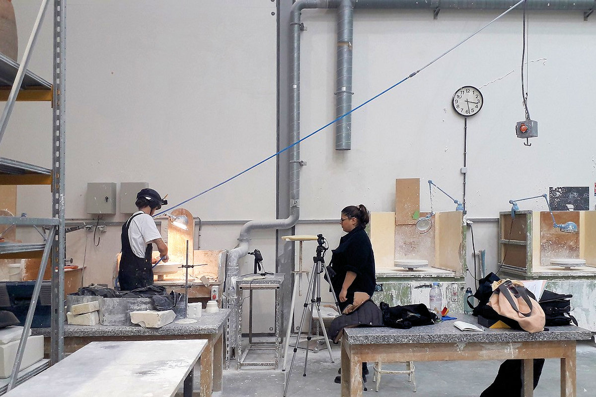 Photo : Séance d'enregistrement des gestes porcelainiers, Ensad Limoges, janvier 2024 © Inés Moreno
