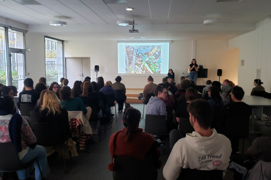 Photo : Jade Tailhandier avec les élèves de la section céramique et l’option arts plastiques du Lycée.