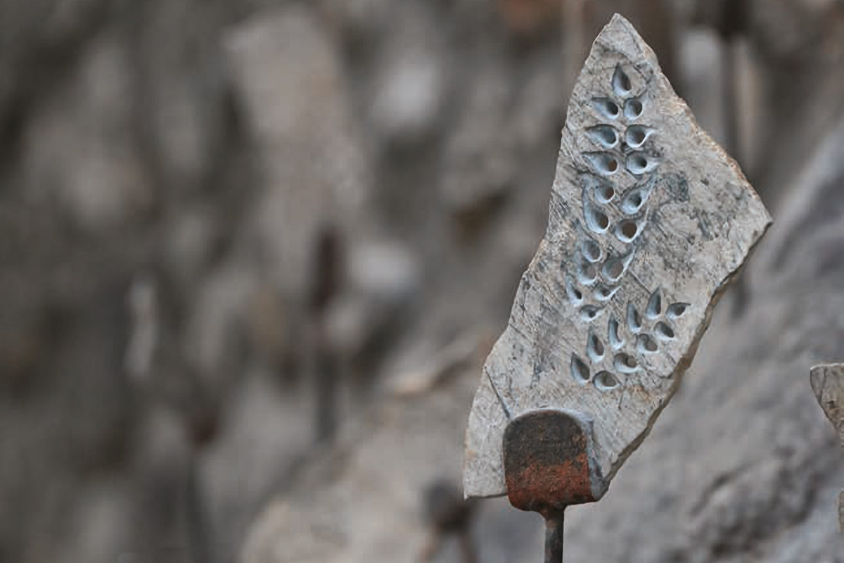 Détail : "Faucillant la mémoire", pierres, acier, photo Michael Lambert