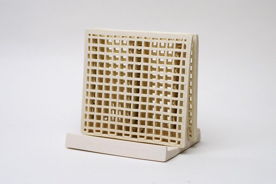 Photo : "Des grilles et du pain!" Grille-pain en porcelaine. Moulage et impression 3D céramique, résistances nichrome.