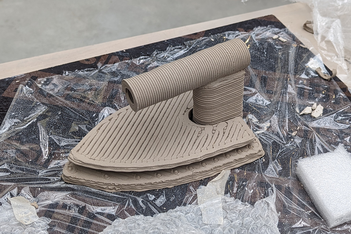 Photo : Terre à repasser réalisé à partir d’une résistance de chauffe biberon récupéré en déchetterie. corps imprimé en 3D en grès puis assemblé.