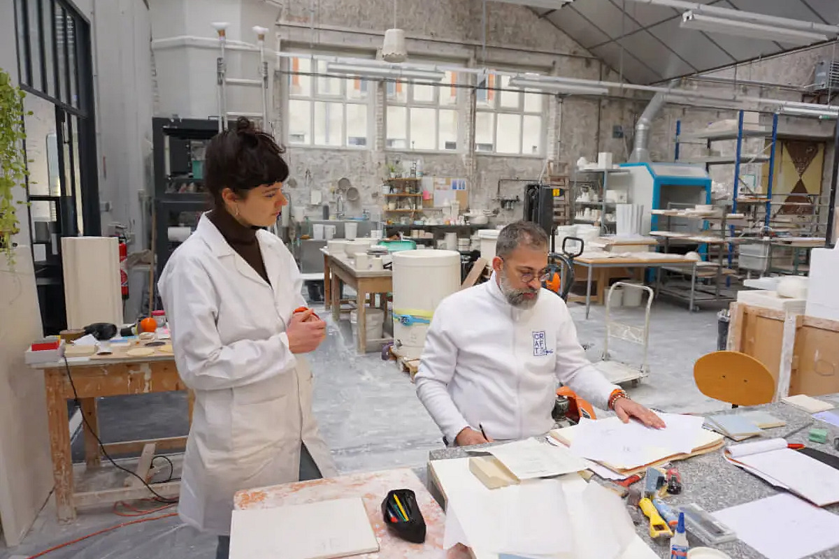 Photo : Ingrid Montier dans les ateliers du CRAFT. © Benjamin Sebbagh