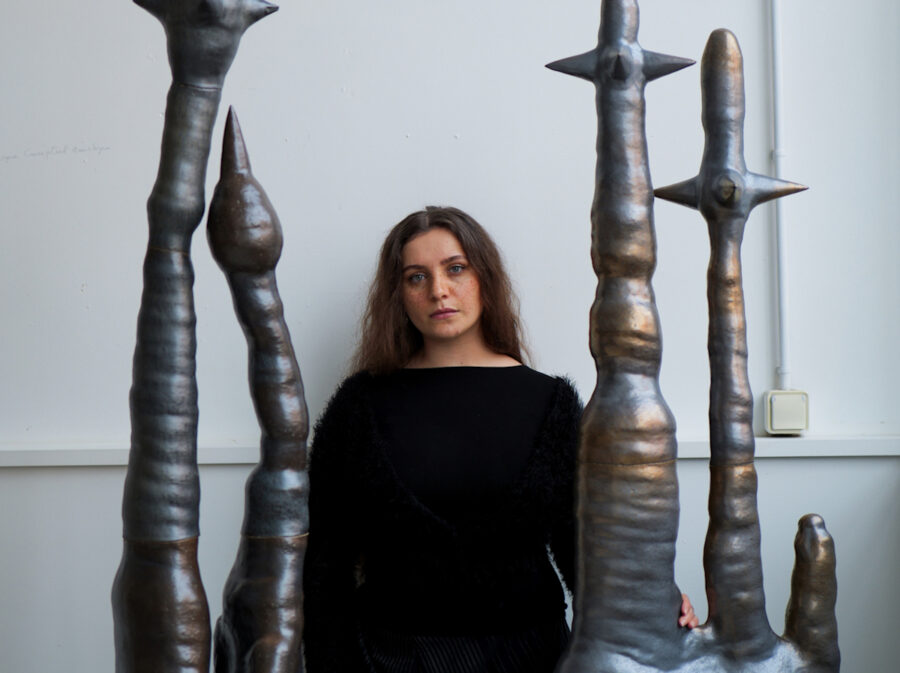 Photo : Lou Lolita Arnon à la Galerie de Sèvres ©Milo Pérennes / Les Manufactures nationales