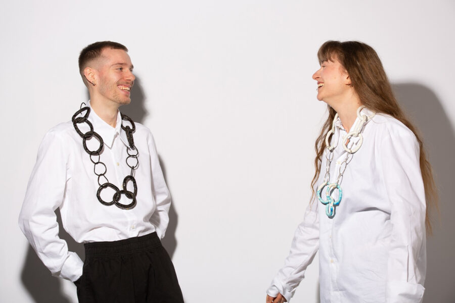 Photo : Collier de perle blanc n°1 et Collier de perle noir n°1, Niels Tingaud