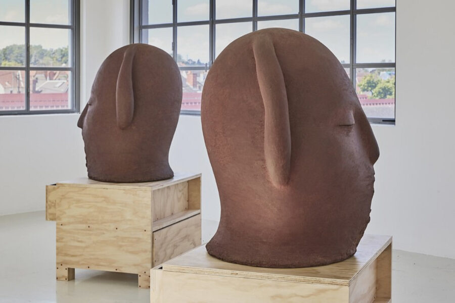 Photo : "Fabriquer Avec", 2024, grès, grès émaillé, contreplaqué, dimensions variables - hauteur max 150 cm. Anne Rochette