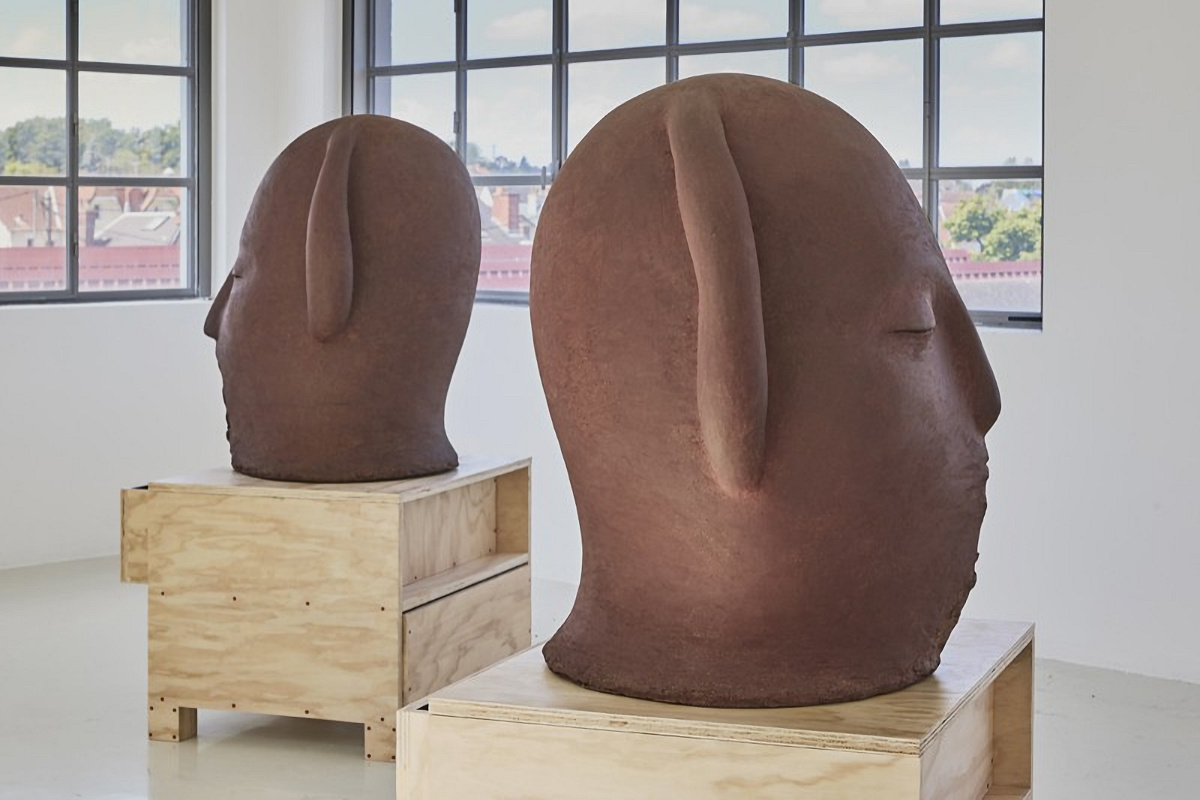 Photo : "Fabriquer Avec", 2024, grès, grès émaillé, contreplaqué, dimensions variables - hauteur max 150 cm. Anne Rochette