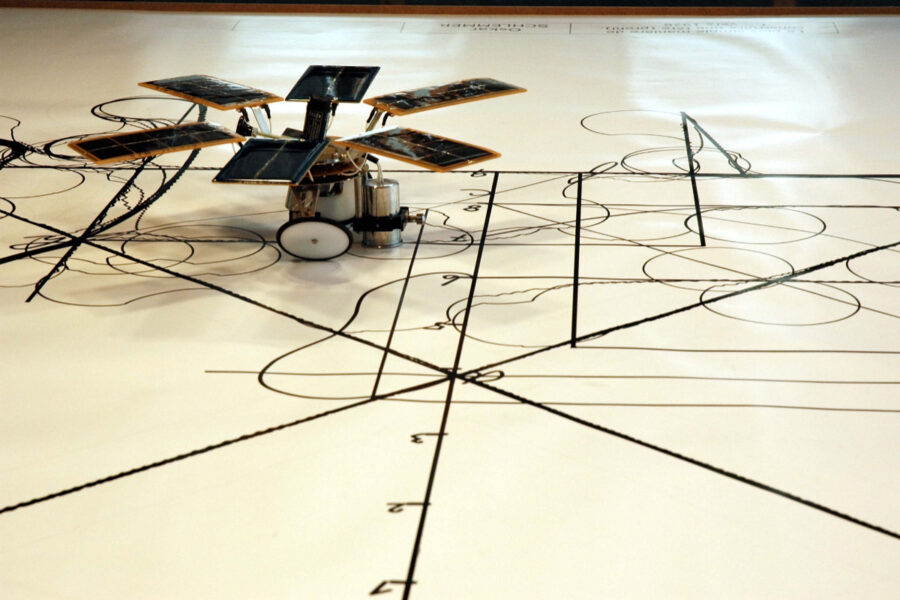 Photo : robot dessinateur "Confusion", Fabrice Cotinat