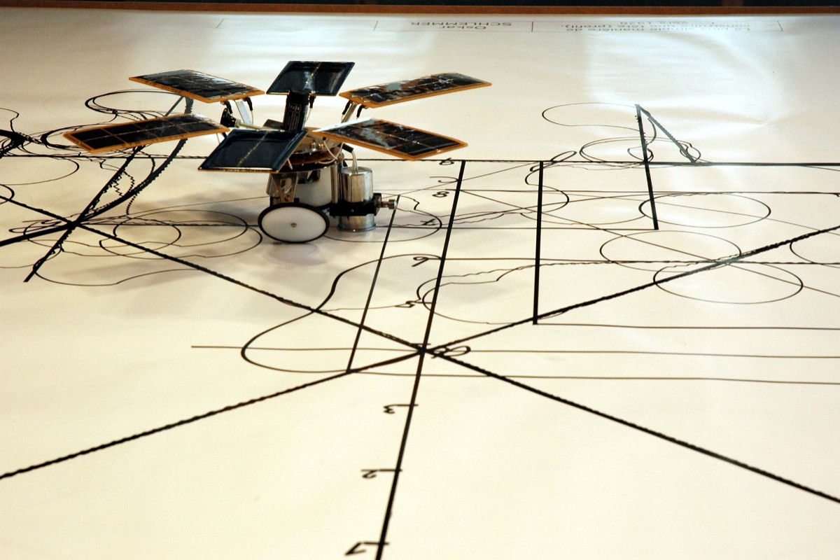 Photo : robot dessinateur "Confusion", Fabrice Cotinat